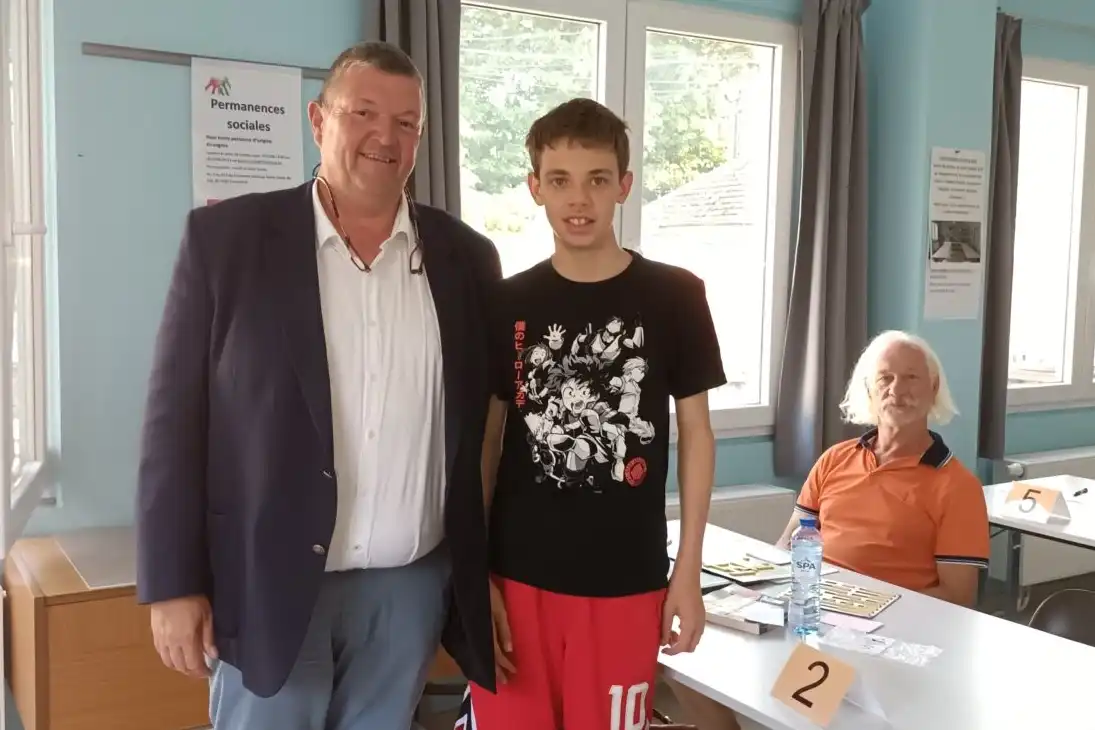 Florentin aux côtés du bourgmestre Stéphane Lasseaux, venu l’encourager avant son départ pour les Championnats du monde de Scrabble 2023.